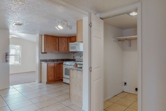 Building Photo - CLEAN CUTE SOUTH VALLEY 2 Bedroom 1 Bath