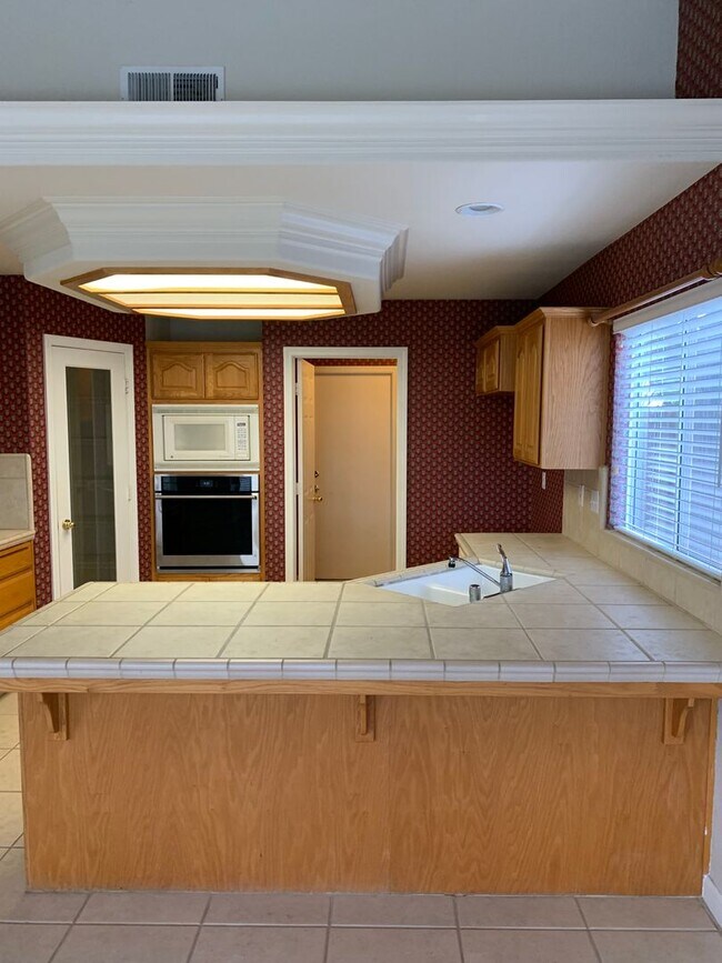Building Photo - 3 Bedroom 2 Bath