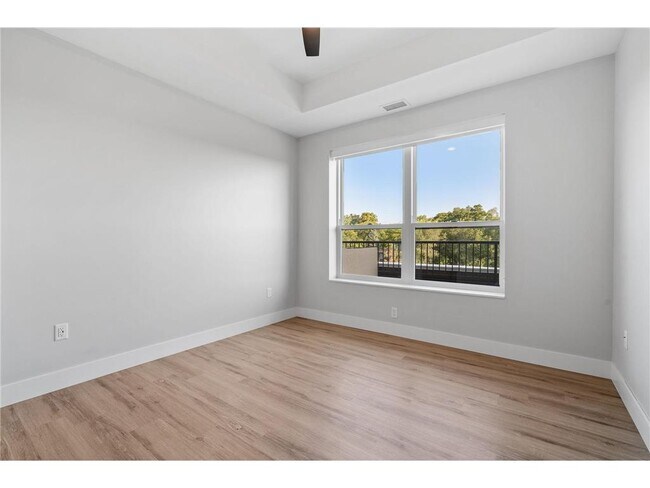 Building Photo - 470 Lexington Parkway S