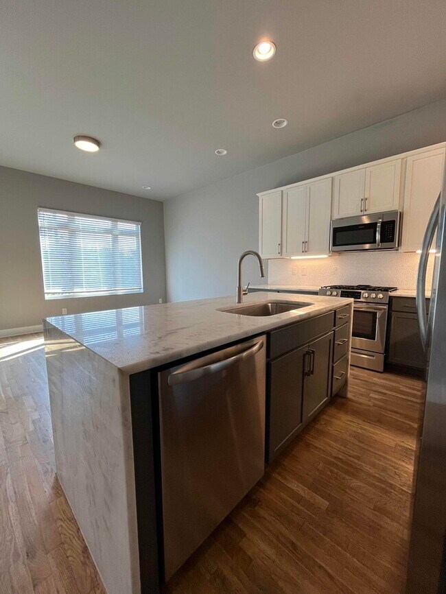 Building Photo - 976 Youngs Ln
