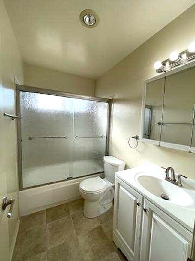 Building Photo - Memorial Apartments- Spacious  Clean 2 Bed...