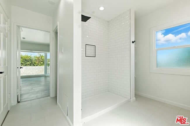 Building Photo - 4640 Laurelgrove Ave