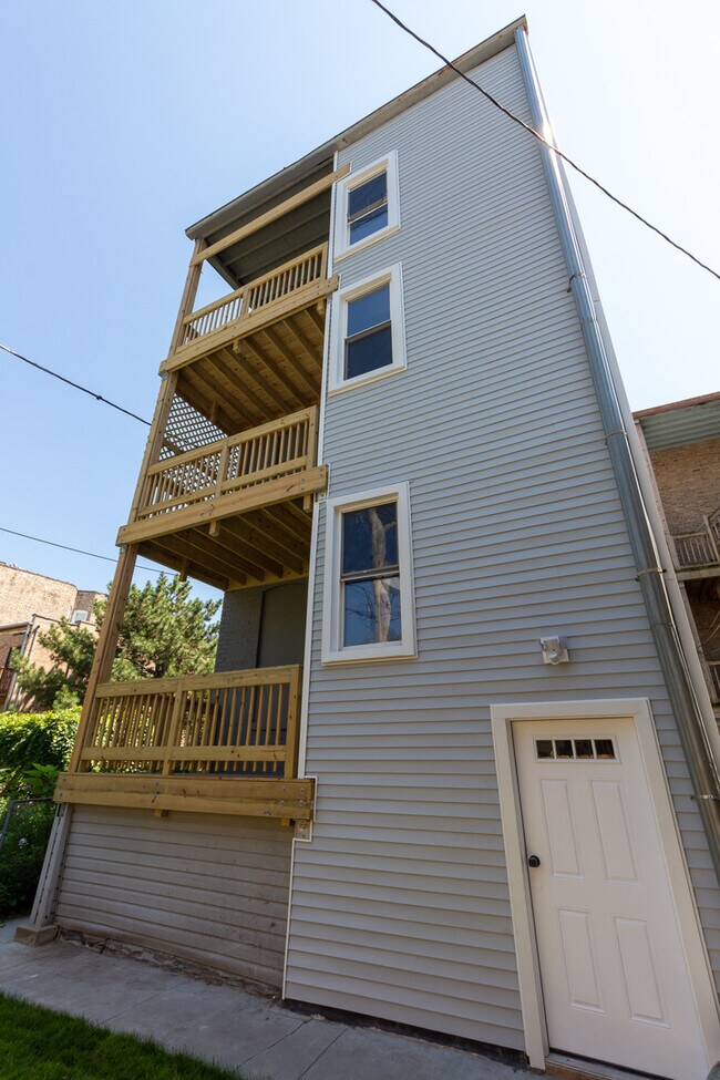 Building Photo - 2618 W Evergreen Ave