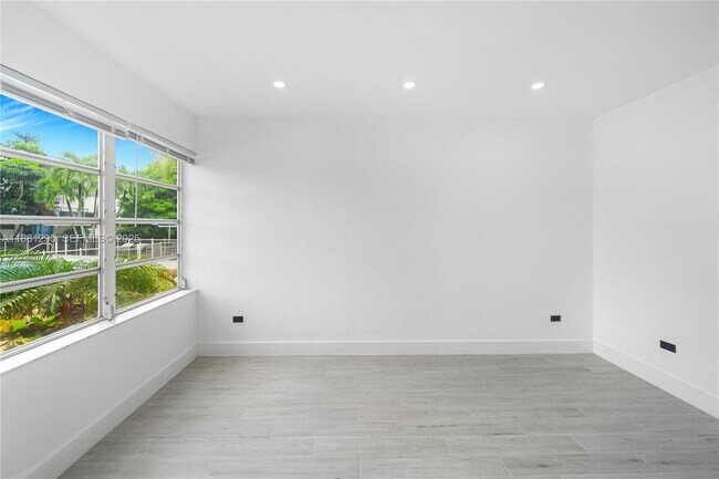 Building Photo - 4710 Pine Tree Dr