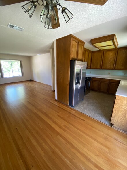 Building Photo - 6321 Leola Way