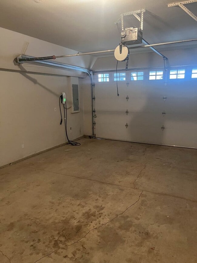 Building Photo - Beautiful West Linn Home in a Quiet, Desirable Neighborhood