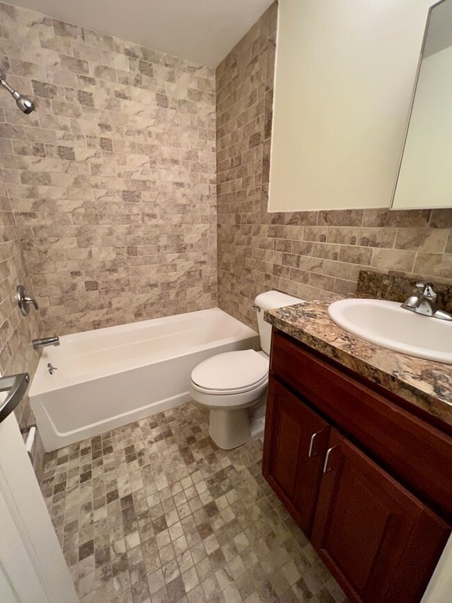 Building Photo - Charming 1-Bedroom Apartment in Wyncote! Available Late July!