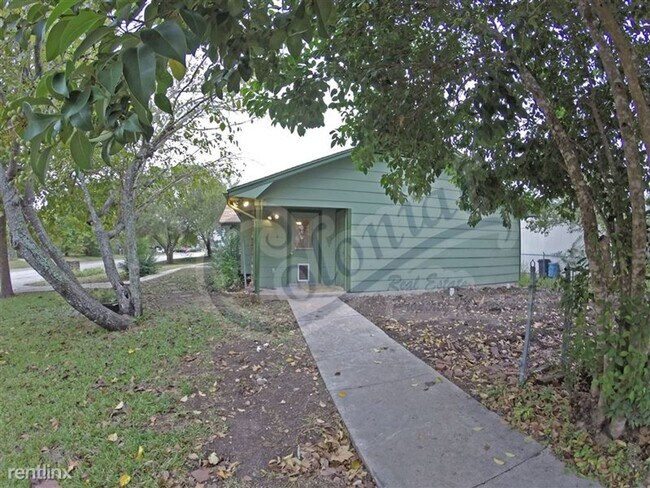 Building Photo - 215 E Robin Ln