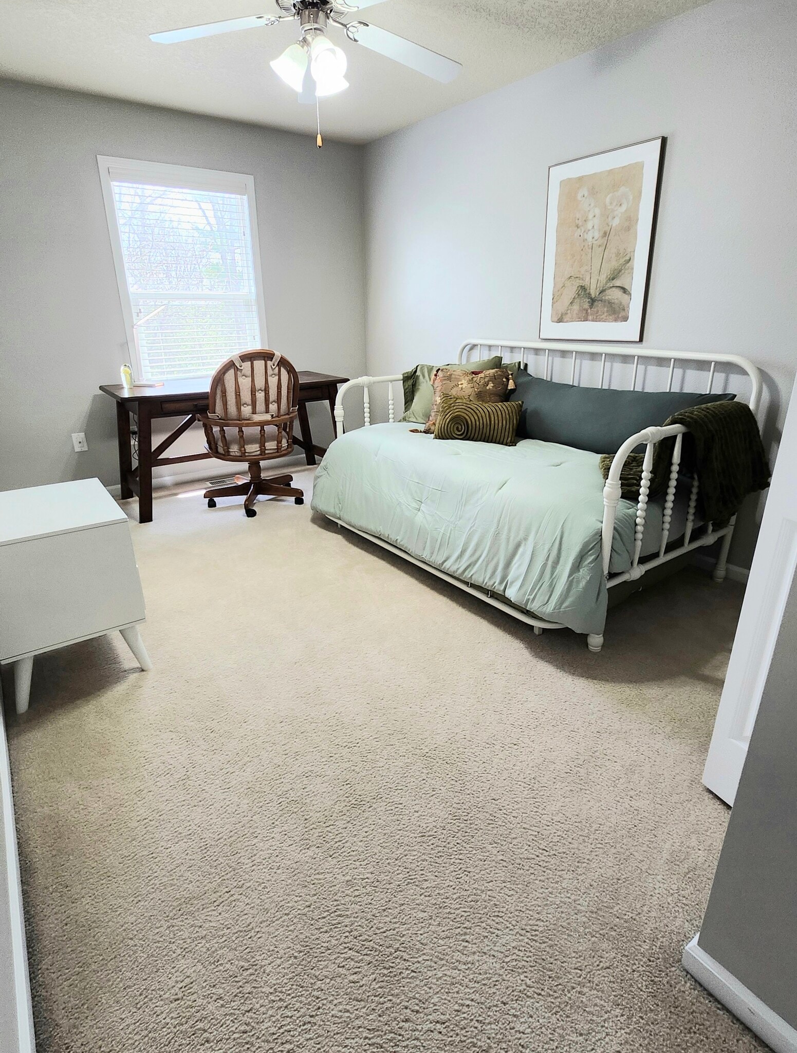 3rd bed, office space, 2 twin beds - 284 SE Booth Ave