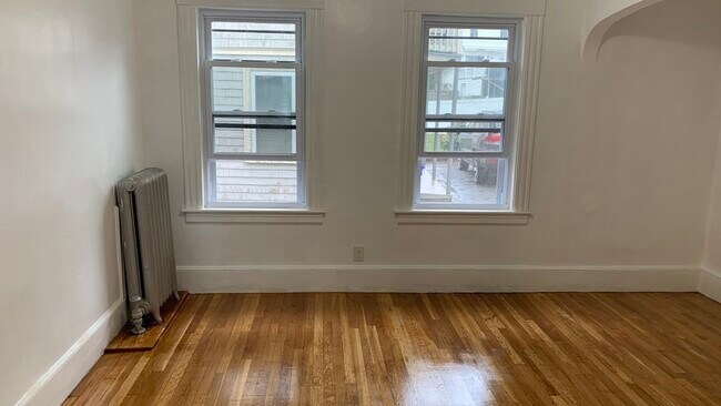 Building Photo - 529 Pleasant St