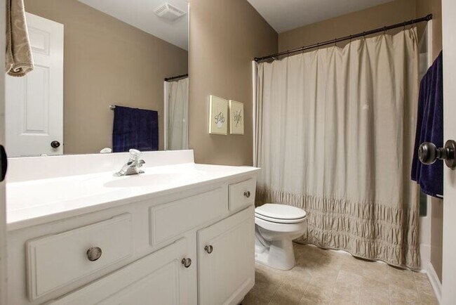 Building Photo - Pristine 5 Bed Fenced Franklin Home!