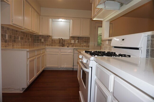 Building Photo - 3306 Dixie Farm Rd