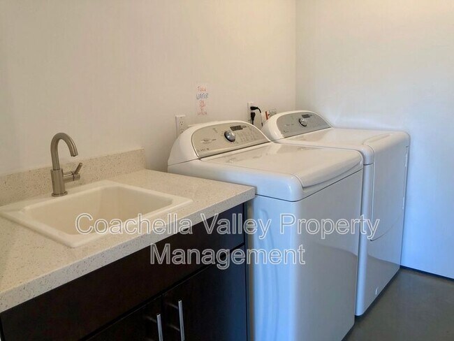 Building Photo - 2706 Alexander Club Dr