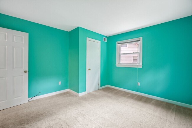 Building Photo - Adorable 4BR/3BA Cape Cod on a Generous 0....