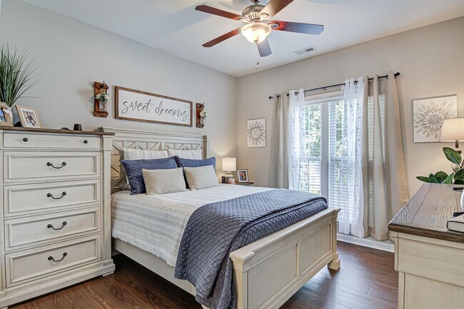 Building Photo - Beautiful 3BR/2BA Townhome in Winston-Salem