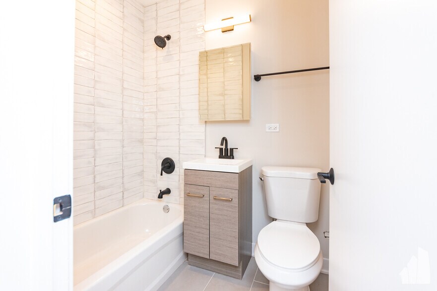 Building Photo - 651 W Wrightwood Ave