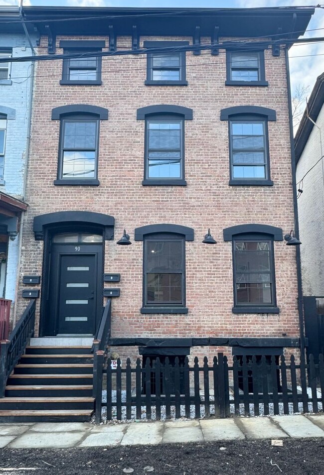 Primary Photo - Real Estate Listing: Newly Renovated 2-Bed...