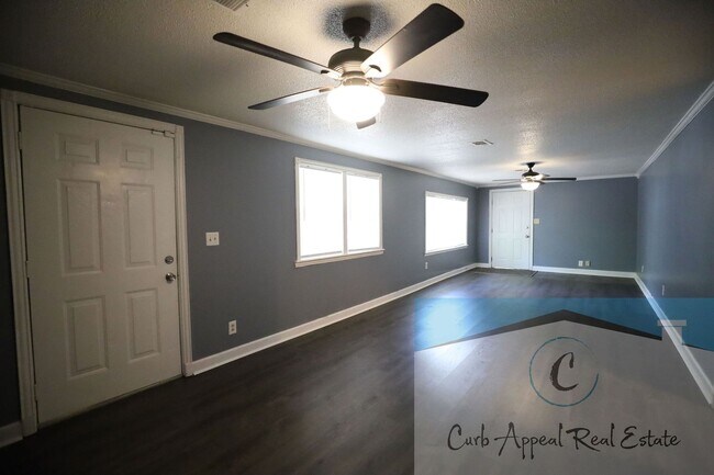 Building Photo - 1405 Pratt Cir
