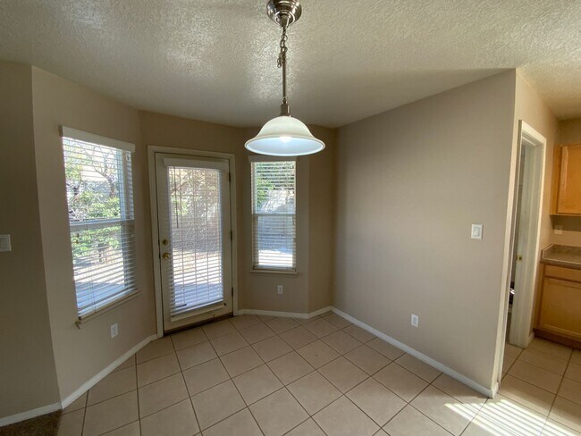Building Photo - 3 Bedroom Home Available Near Unser Blvd N...