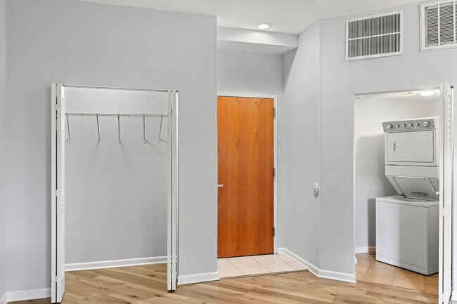 Building Photo - 2451 W Howard St