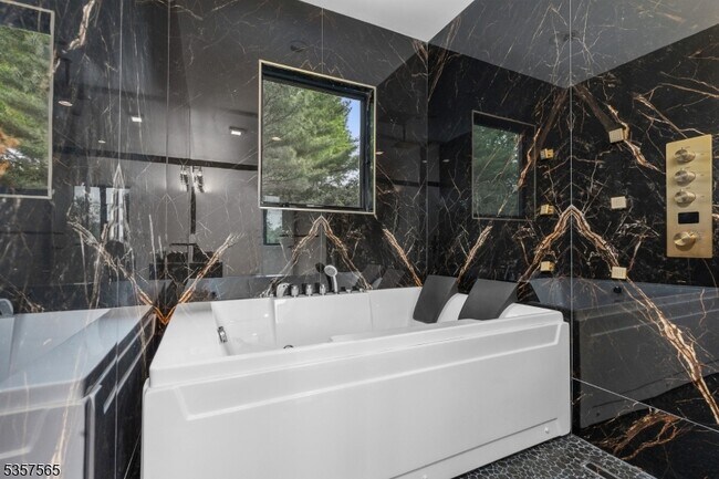 Building Photo - 148 Great Hills Rd