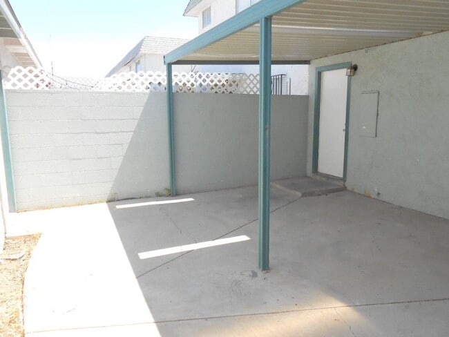 Building Photo - Spacious 2 story Townhouse with Community Pool