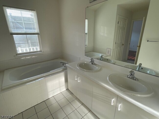 Building Photo - 33 Dorchester Dr