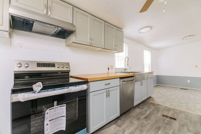 Building Photo - 2137 Coral Dr