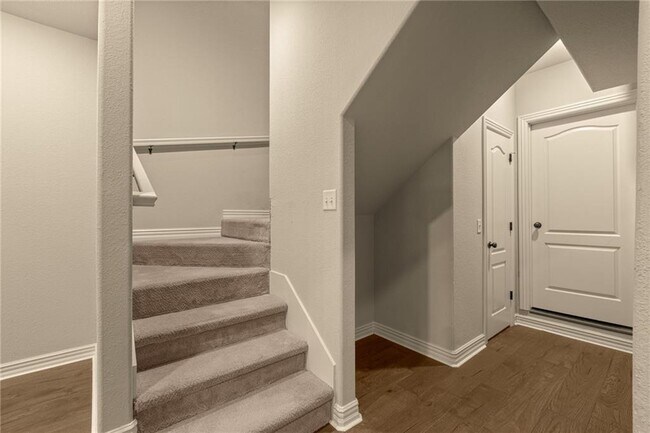 Building Photo - 621 Rockcliff Rd