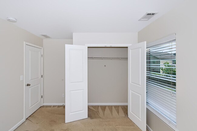 Building Photo - 906 Silver Lake Dr