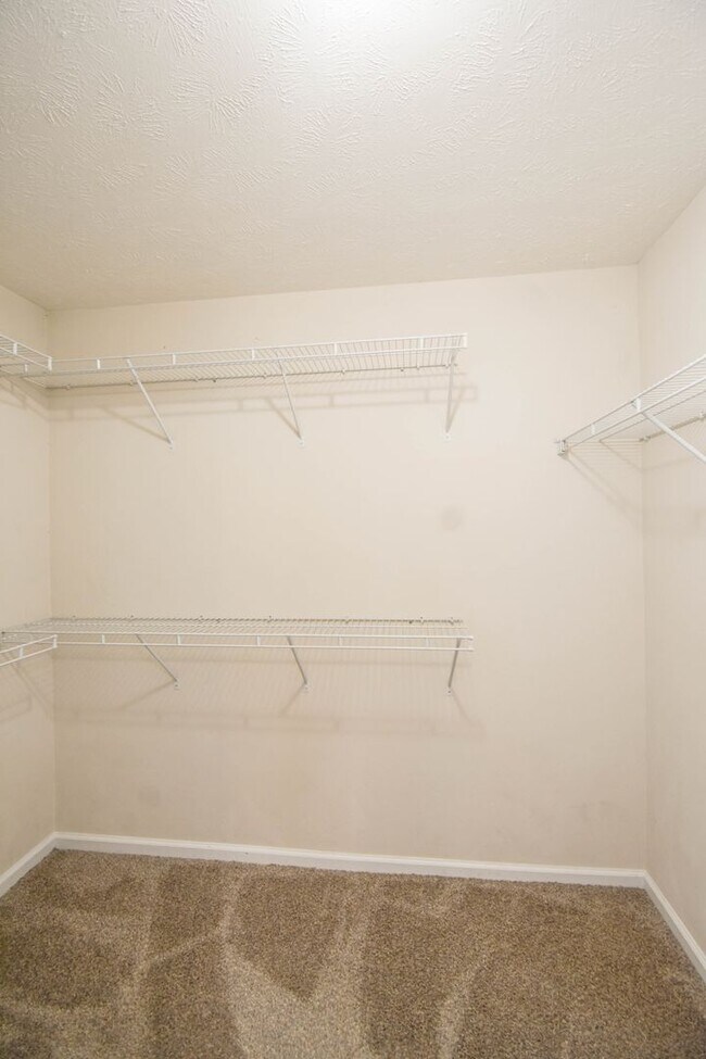 Building Photo - 5 Bedroom 3 Bathroom- Small Pets Okay
