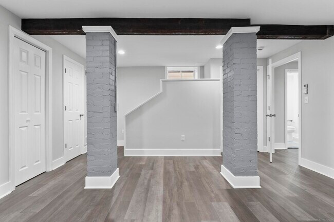 Building Photo - 548 Ferry St