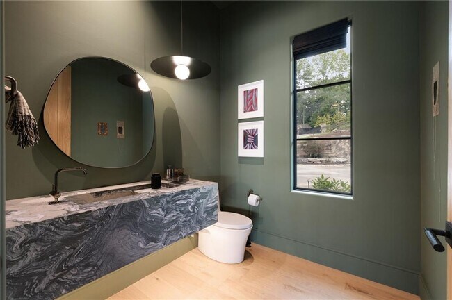 Building Photo - 725 Rocky Point Dr