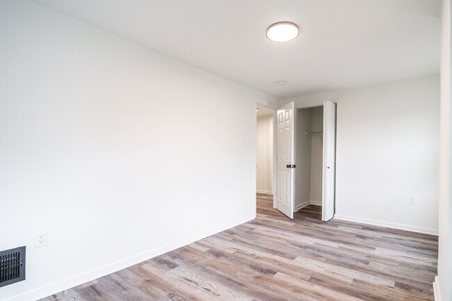 Building Photo - 210 Brehl Ave