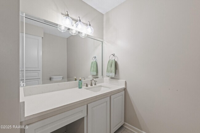 Building Photo - 115 Meadow Glen Dr