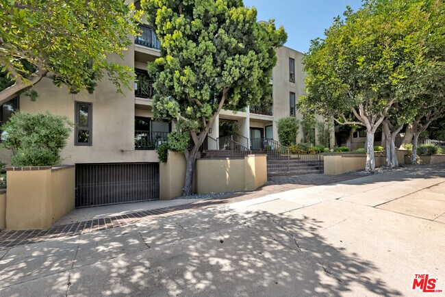 Building Photo - 11789 Montana Ave