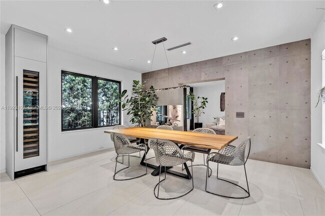 Building Photo - 725 W 49th St