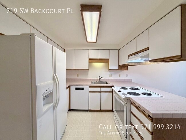 Building Photo - 719 SW Backcourt Pl