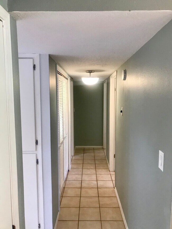 Building Photo - Coming Soon! Quaint Townhouse Located In T...