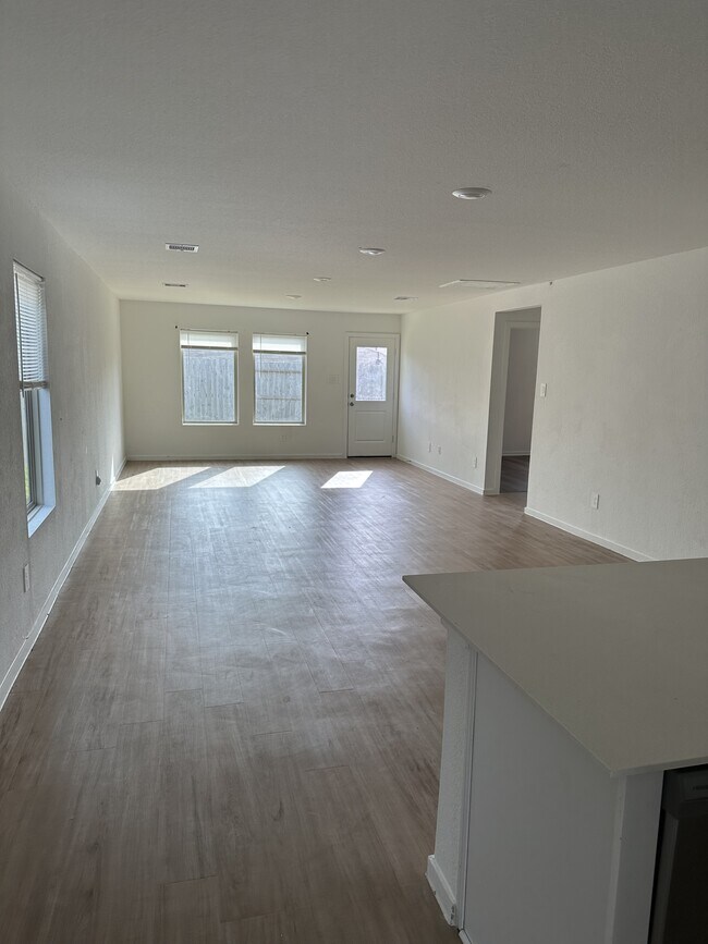 Building Photo - 1558 San Sebastien Dr