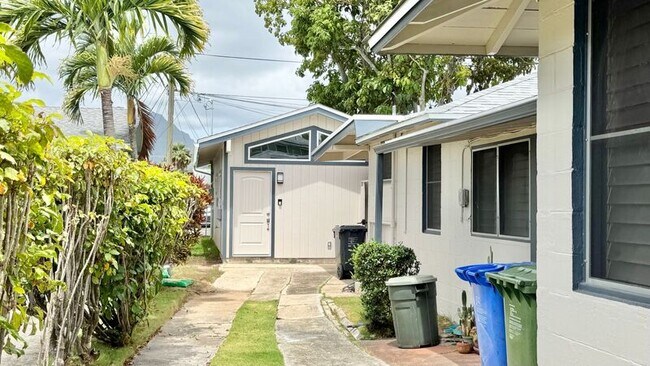 Building Photo - 421C Olomana St