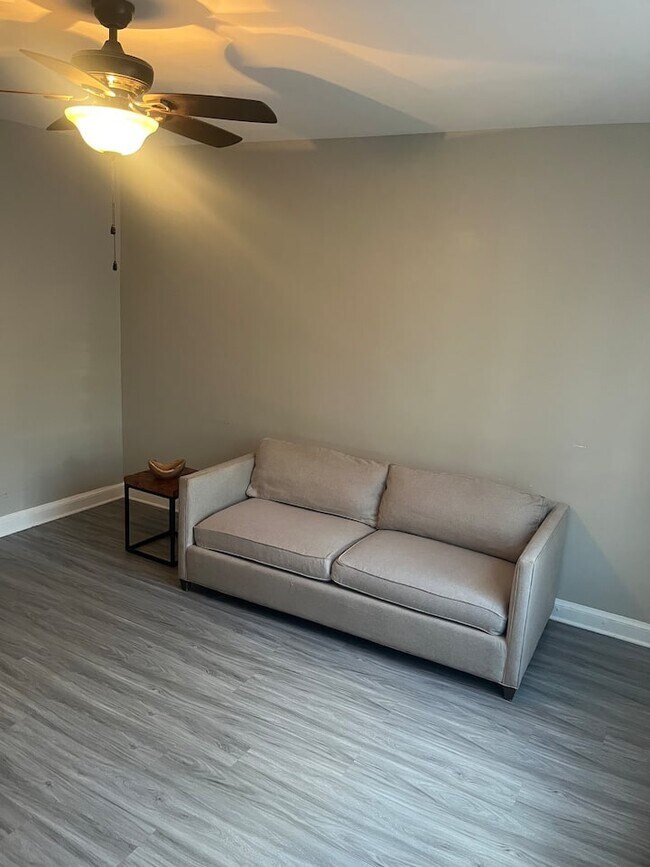 Building Photo - Cozy