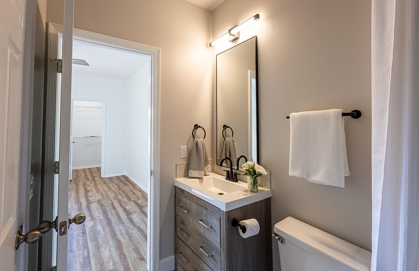 Full Bathroom 2 - 14301 Rosy Ln