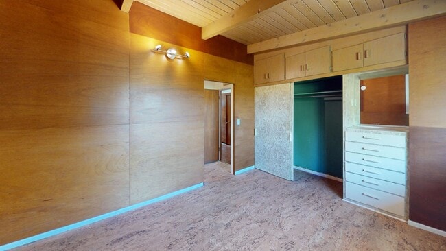 Building Photo - 3 Bed, 2 Bathroom home with large enclosed...