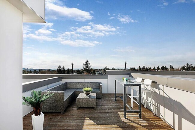 Building Photo - Ballard Townhouse 2bd/2ba, AC, Garage Parking