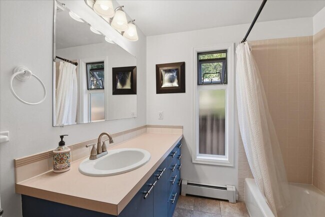 Building Photo - 3bd/1.75ba Shoreline Home