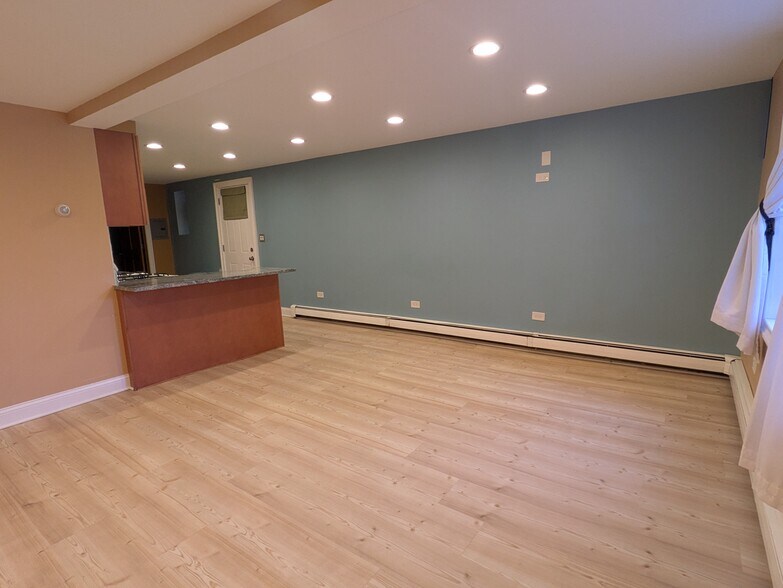 Building Photo - 510 W 45th St