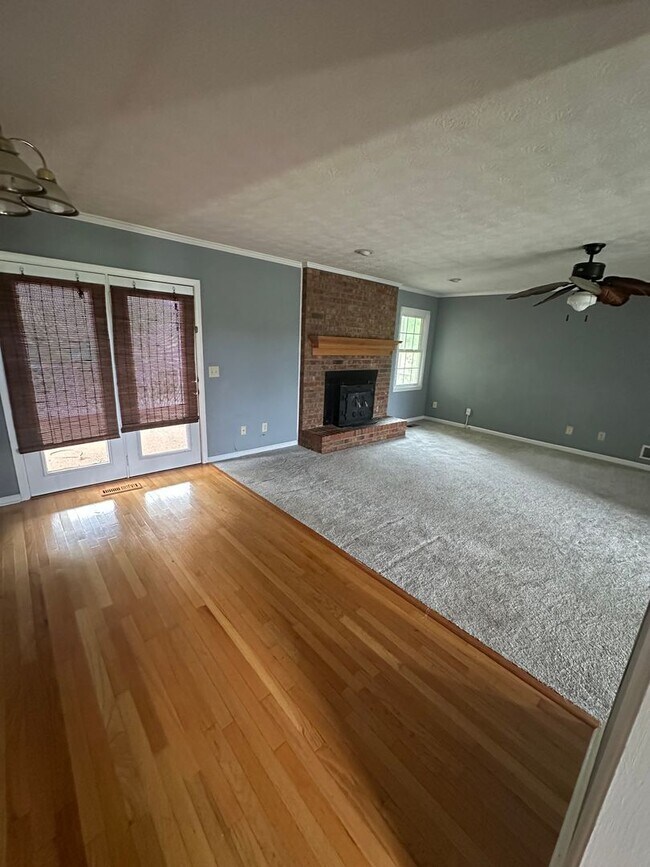 Building Photo - COMING SOON! **Charming 3 Bedroom, 2 Bath ...