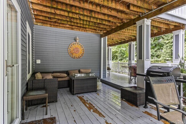 Building Photo - 245 Main St