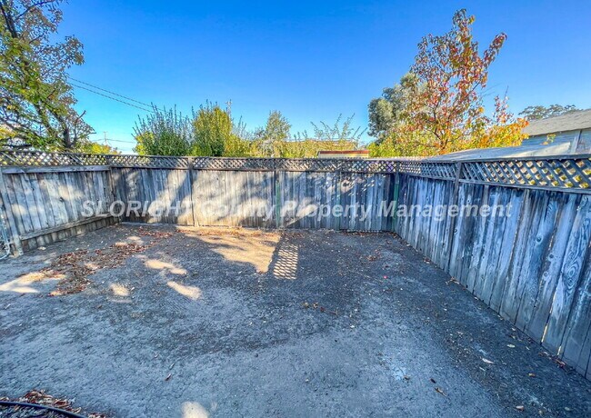 Building Photo - AVAILABLE MARCH - Two Bedroom Home Close to Templeton Park